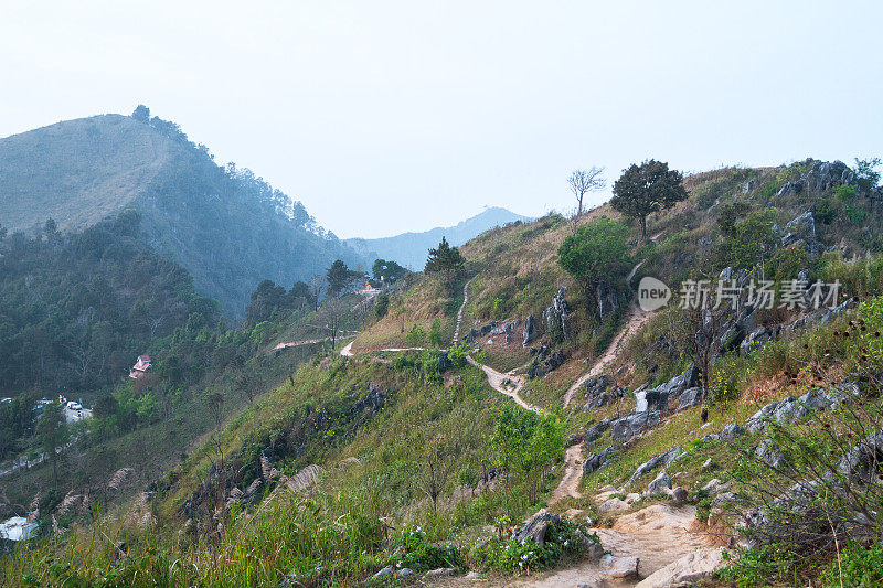 从清莱的Doi Pha Tang山可以看到后路